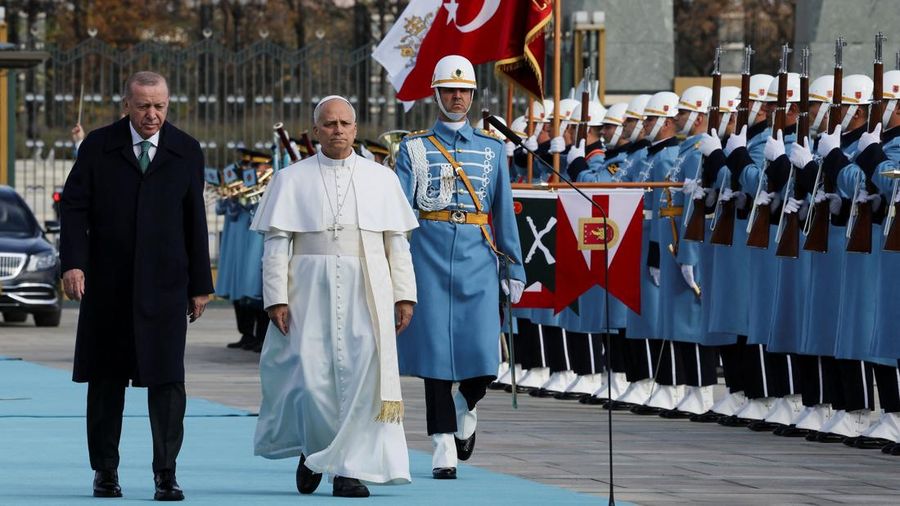 Paus Leo XIV dan Presiden Turki Tayyip Erdogan bertemu di Istana Kepresidenan, dalam perjalanan apostolik pertama Paus, di Ankara, Turki, 27 November 2025. (REUTERS/Umit Bektas)
