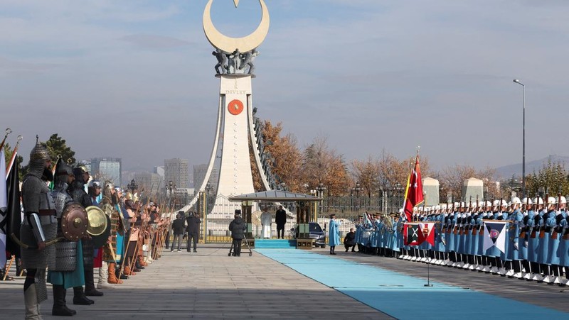 Paus Leo XIV dan Presiden Turki Tayyip Erdogan bertemu di Istana Kepresidenan, dalam perjalanan apostolik pertama Paus, di Ankara, Turki, 27 November 2025. (REUTERS/Umit Bektas)