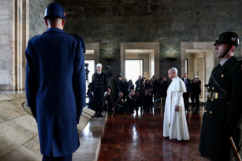 Paus Leo XIV dan Presiden Turki Tayyip Erdogan bertemu di Istana Kepresidenan, dalam perjalanan apostolik pertama Paus, di Ankara, Turki, 27 November 2025. (REUTERS/Umit Bektas)