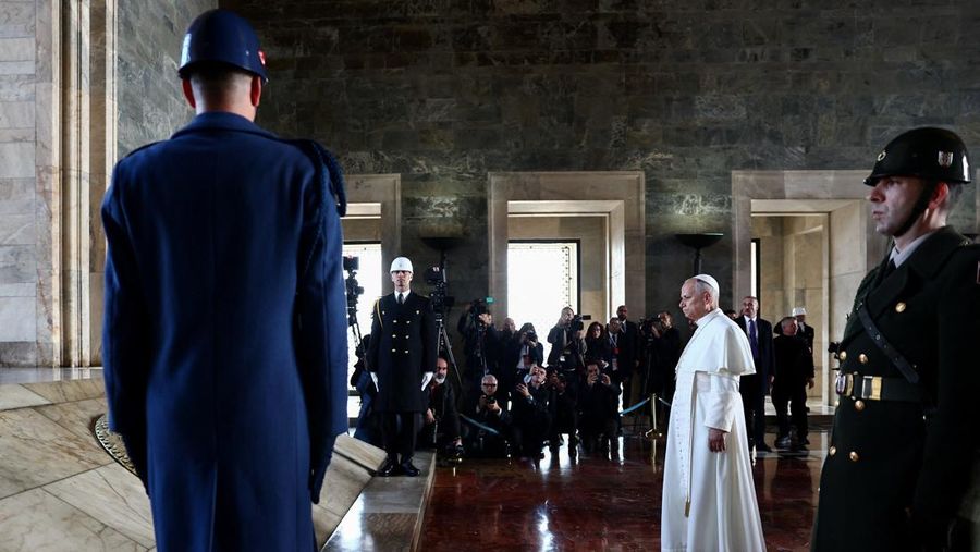 Paus Leo XIV dan Presiden Turki Tayyip Erdogan bertemu di Istana Kepresidenan, dalam perjalanan apostolik pertama Paus, di Ankara, Turki, 27 November 2025. (REUTERS/Umit Bektas)