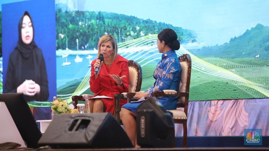 Penasihat Khusus Sekretaris Jenderal PBB untuk Kesehatan Finansial (UNSGSA) yang juga Ratu Belanda Maxima (kiri) didampingi Kepala Eksekutif Pengawas Perilaku Pelaku Usaha Jasa Keuangan, Edukasi, dan Pelindungan Konsumen OJK Friderica Widyasari Dewi menyampaikan paparan dalam acara National Financial Health Event di Gedung Dhanapala, Jakarta, Kamis (27/11/2025). (CNBC Indonesia/Faisal Rahman)
