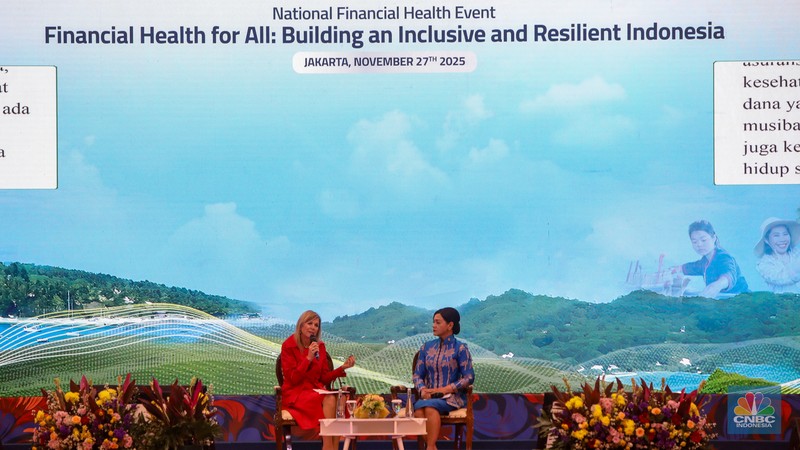 Penasihat Khusus Sekretaris Jenderal PBB untuk Kesehatan Finansial (UNSGSA) yang juga Ratu Belanda Maxima (kiri) didampingi Kepala Eksekutif Pengawas Perilaku Pelaku Usaha Jasa Keuangan, Edukasi, dan Pelindungan Konsumen OJK Friderica Widyasari Dewi menyampaikan paparan dalam acara National Financial Health Event di Gedung Dhanapala, Jakarta, Kamis (27/11/2025). (CNBC Indonesia/Faisal Rahman)