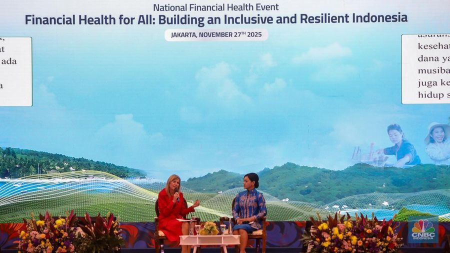 Penasihat Khusus Sekretaris Jenderal PBB untuk Kesehatan Finansial (UNSGSA) yang juga Ratu Belanda Maxima (kiri) didampingi Kepala Eksekutif Pengawas Perilaku Pelaku Usaha Jasa Keuangan, Edukasi, dan Pelindungan Konsumen OJK Friderica Widyasari Dewi menyampaikan paparan dalam acara National Financial Health Event di Gedung Dhanapala, Jakarta, Kamis (27/11/2025). (CNBC Indonesia/Faisal Rahman)