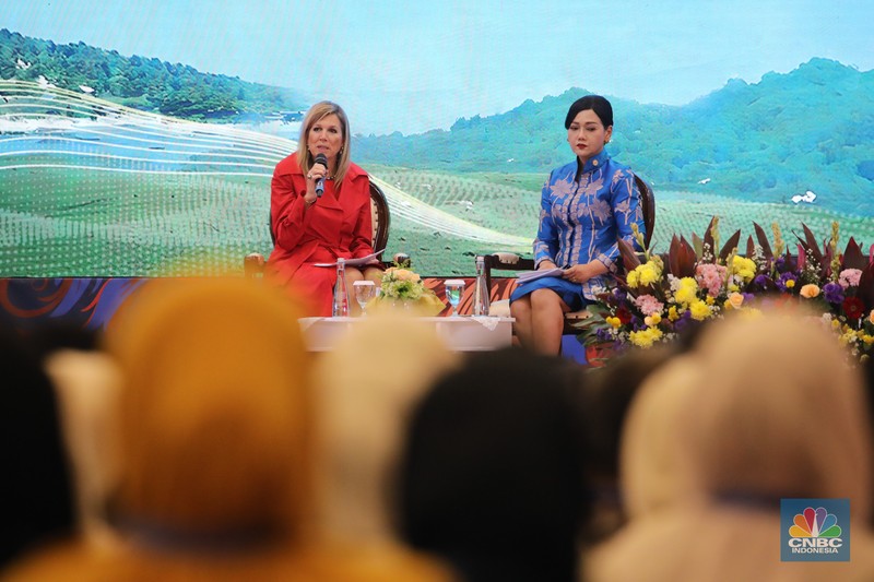 Penasihat Khusus Sekretaris Jenderal PBB untuk Kesehatan Finansial (UNSGSA) yang juga Ratu Belanda Maxima (kiri) didampingi Kepala Eksekutif Pengawas Perilaku Pelaku Usaha Jasa Keuangan, Edukasi, dan Pelindungan Konsumen OJK Friderica Widyasari Dewi menyampaikan paparan dalam acara National Financial Health Event di Gedung Dhanapala, Jakarta, Kamis (27/11/2025). (CNBC Indonesia/Faisal Rahman)