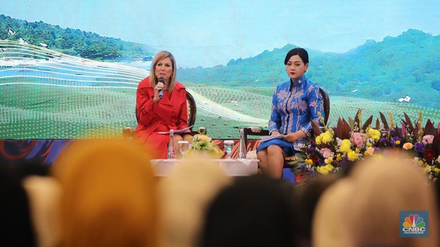 Penasihat Khusus Sekretaris Jenderal PBB untuk Kesehatan Finansial (UNSGSA) yang juga Ratu Belanda Maxima (kiri) didampingi Kepala Eksekutif Pengawas Perilaku Pelaku Usaha Jasa Keuangan, Edukasi, dan Pelindungan Konsumen OJK Friderica Widyasari Dewi menyampaikan paparan dalam acara National Financial Health Event di Gedung Dhanapala, Jakarta, Kamis (27/11/2025). (CNBC Indonesia/Faisal Rahman)
