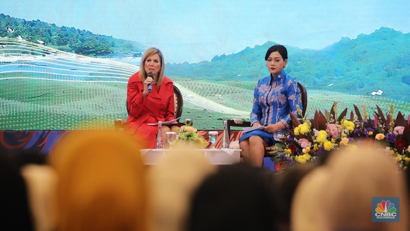 Penasihat Khusus Sekretaris Jenderal PBB untuk Kesehatan Finansial (UNSGSA) yang juga Ratu Belanda Maxima (kiri) didampingi Kepala Eksekutif Pengawas Perilaku Pelaku Usaha Jasa Keuangan, Edukasi, dan Pelindungan Konsumen OJK Friderica Widyasari Dewi menyampaikan paparan dalam acara National Financial Health Event di Gedung Dhanapala, Jakarta, Kamis (27/11/2025). (CNBC Indonesia/Faisal Rahman)