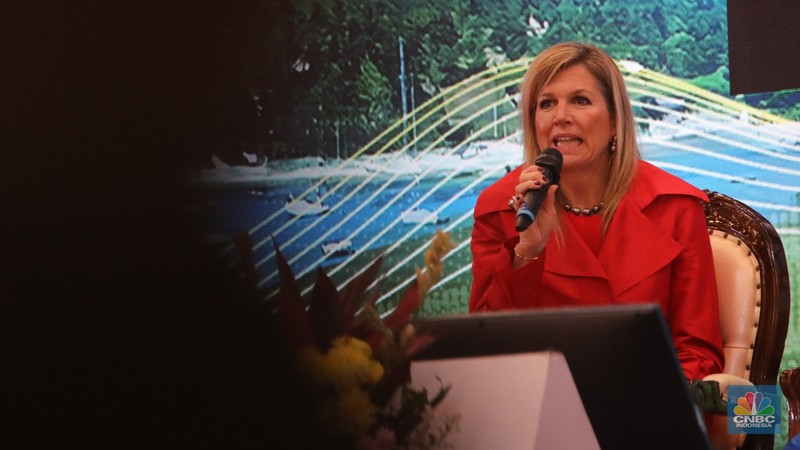 Penasihat Khusus Sekretaris Jenderal PBB untuk Kesehatan Finansial (UNSGSA) yang juga Ratu Belanda Maxima (kiri) didampingi Kepala Eksekutif Pengawas Perilaku Pelaku Usaha Jasa Keuangan, Edukasi, dan Pelindungan Konsumen OJK Friderica Widyasari Dewi menyampaikan paparan dalam acara National Financial Health Event di Gedung Dhanapala, Jakarta, Kamis (27/11/2025). (CNBC Indonesia/Faisal Rahman)