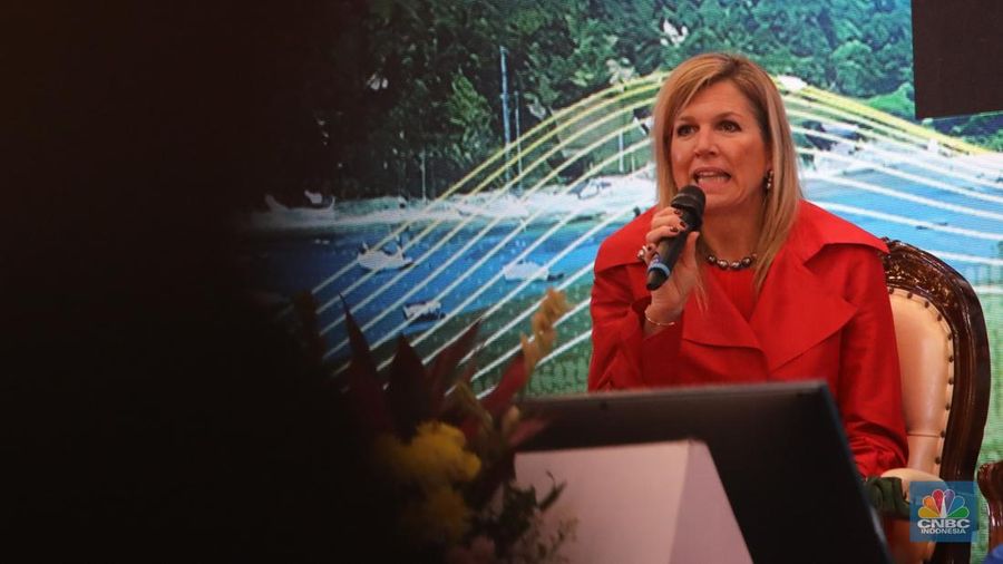 Penasihat Khusus Sekretaris Jenderal PBB untuk Kesehatan Finansial (UNSGSA) yang juga Ratu Belanda Maxima (kiri) didampingi Kepala Eksekutif Pengawas Perilaku Pelaku Usaha Jasa Keuangan, Edukasi, dan Pelindungan Konsumen OJK Friderica Widyasari Dewi menyampaikan paparan dalam acara National Financial Health Event di Gedung Dhanapala, Jakarta, Kamis (27/11/2025). (CNBC Indonesia/Faisal Rahman)