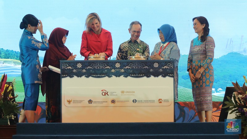 Penasihat Khusus Sekretaris Jenderal PBB untuk Kesehatan Finansial (UNSGSA) yang juga Ratu Belanda Maxima (kiri) didampingi Kepala Eksekutif Pengawas Perilaku Pelaku Usaha Jasa Keuangan, Edukasi, dan Pelindungan Konsumen OJK Friderica Widyasari Dewi menyampaikan paparan dalam acara National Financial Health Event di Gedung Dhanapala, Jakarta, Kamis (27/11/2025). (CNBC Indonesia/Faisal Rahman)