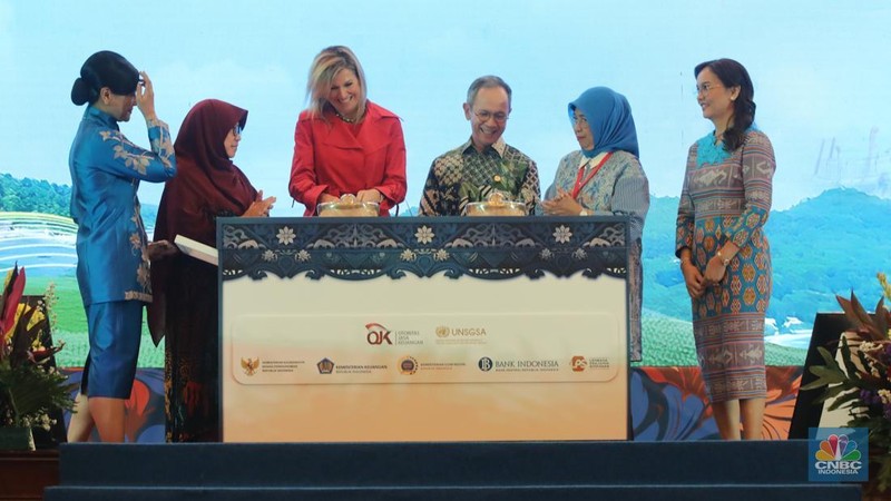 Penasihat Khusus Sekretaris Jenderal PBB untuk Kesehatan Finansial (UNSGSA) yang juga Ratu Belanda Maxima (kiri) didampingi Kepala Eksekutif Pengawas Perilaku Pelaku Usaha Jasa Keuangan, Edukasi, dan Pelindungan Konsumen OJK Friderica Widyasari Dewi menyampaikan paparan dalam acara National Financial Health Event di Gedung Dhanapala, Jakarta, Kamis (27/11/2025). (CNBC Indonesia/Faisal Rahman)