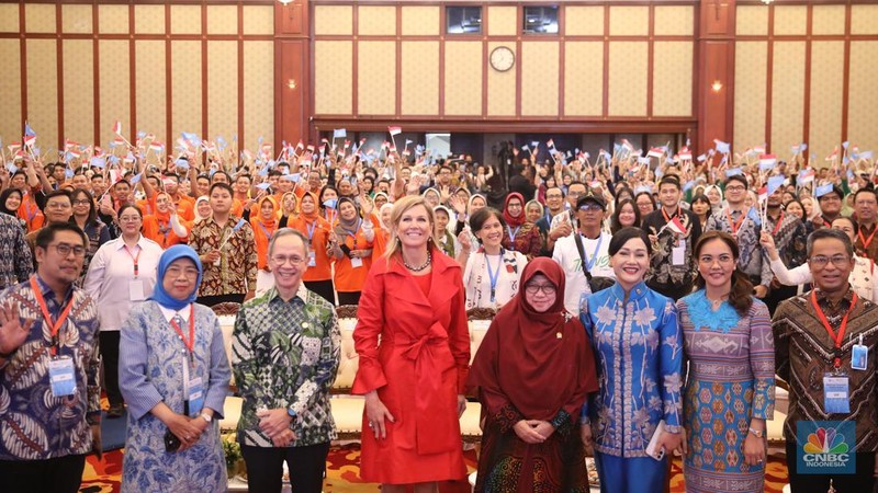 Penasihat Khusus Sekretaris Jenderal PBB untuk Kesehatan Finansial (UNSGSA) yang juga Ratu Belanda Maxima (kiri) didampingi Kepala Eksekutif Pengawas Perilaku Pelaku Usaha Jasa Keuangan, Edukasi, dan Pelindungan Konsumen OJK Friderica Widyasari Dewi menyampaikan paparan dalam acara National Financial Health Event di Gedung Dhanapala, Jakarta, Kamis (27/11/2025). (CNBC Indonesia/Faisal Rahman)