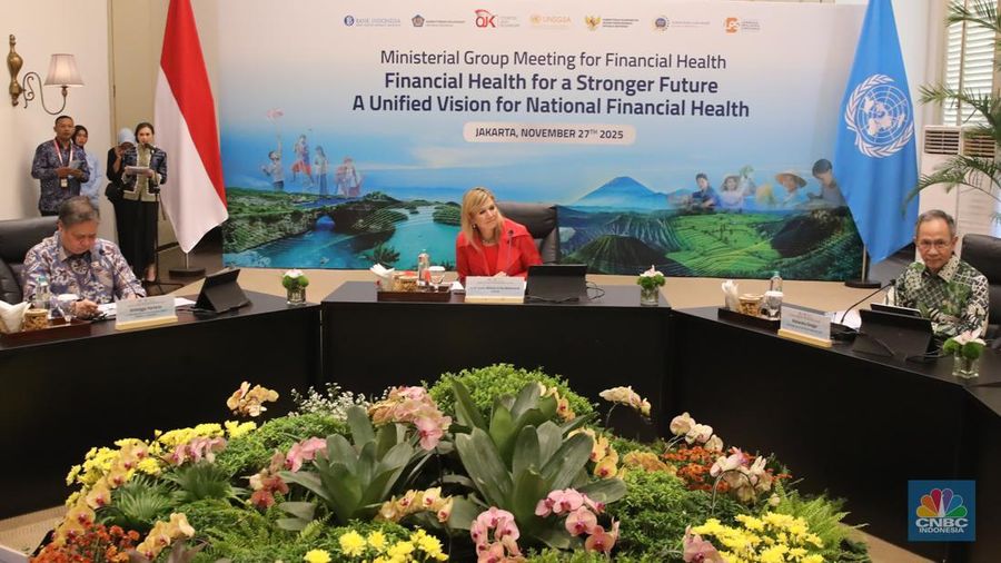 Penasihat Khusus Sekretaris Jenderal PBB untuk Kesehatan Finansial (UNSGSA) yang juga Ratu Belanda Maxima (tengah) bersama Menteri Koordinator Bidang Perekonomian Airlangga Hartarto (kiri) dan Ketua Dewan Komisioner Otoritas Jasa Keuangan (OJK) Mahendra Siregar (kanan) saat mengikuti Ministerial Group Meeting for Financial Health di Gedung A.A. Maramis, Kompleks Kemenkeu, Jakarta, Kamis, (27/11/2025). (CNBC Indonesia/Faisal Rahman)