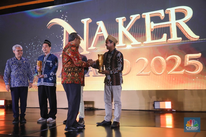 Menteri Ketenagakerjaan, Yassierli menyampaikan laporan dalam acara Naker Award 2025 di Jakarta, Rabu (26/11/2025). (CNBC Indonesia/Faisal Rahman)