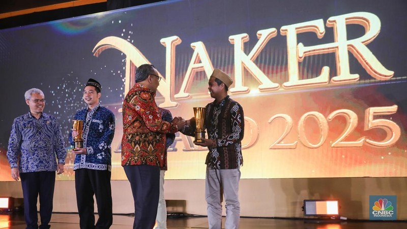 Menteri Ketenagakerjaan, Yassierli menyampaikan laporan dalam acara Naker Award 2025 di Jakarta, Rabu (26/11/2025). (CNBC Indonesia/Faisal Rahman)