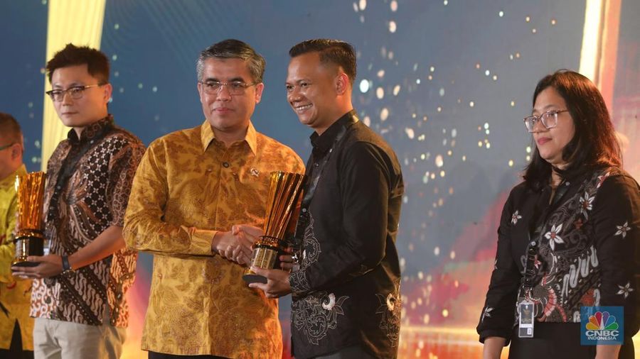 Menteri Ketenagakerjaan, Yassierli menyampaikan laporan dalam acara Naker Award 2025 di Jakarta, Rabu (26/11/2025). (CNBC Indonesia/Faisal Rahman)