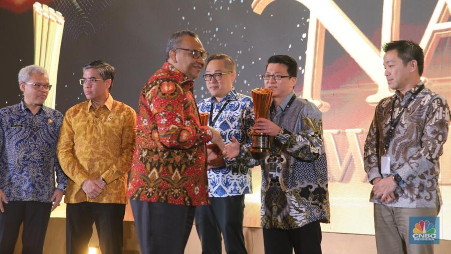 Menteri Ketenagakerjaan, Yassierli menyampaikan laporan dalam acara Naker Award 2025 di Jakarta, Rabu (26/11/2025). (CNBC Indonesia/Faisal Rahman)