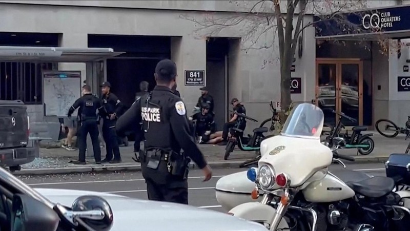 Anggota Garda Nasional berdiri di area yang ditutup dengan penanda bukti yang ditempatkan di tanah, setelah dua anggota Garda Nasional ditembak di dekat Gedung Putih di Washington, D.C., AS, 26 November 2025. (REUTERS/Nathan Howard)