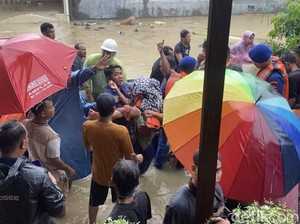 Cerita Nek Sulasih 5 Jam Terjebak Banjir di Medan hingga Dievakuasi Petugas
