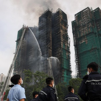 Potret Baru Kebakaran Hong Kong, 7 Apartemen Hangus-Api Masih Menyala