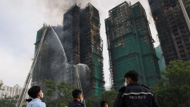 Potret Baru Kebakaran Hong Kong, 7 Apartemen Hangus-Api Masih Menyala