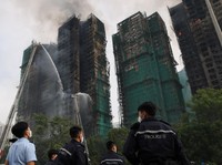Potret Baru Kebakaran Hong Kong, 7 Apartemen Hangus-Api Masih Menyala