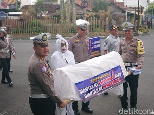Pocong-Keranda Mayat Turun ke Jalanan Tulungagung Ingatkan Bahaya Laka