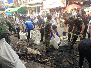 Puing-puing Kebakaran Pasar Menanga Karangasem Dibersihkan
