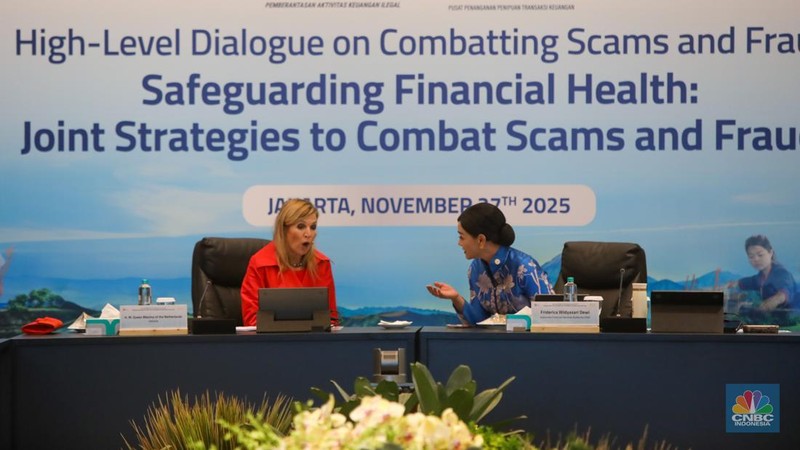 Penasihat Khusus Sekretaris Jenderal PBB untuk Kesehatan Finansial (UNSGSA) yang juga Ratu Belanda Maxima (tengah) bersama Menteri Koordinator Bidang Perekonomian Airlangga Hartarto (kiri) dan Ketua Dewan Komisioner Otoritas Jasa Keuangan (OJK) Mahendra Siregar (kanan) saat mengikuti Ministerial Group Meeting for Financial Health di Gedung A.A. Maramis, Kompleks Kemenkeu, Jakarta, Kamis, (27/11/2025). (CNBC Indonesia/Faisal Rahman)