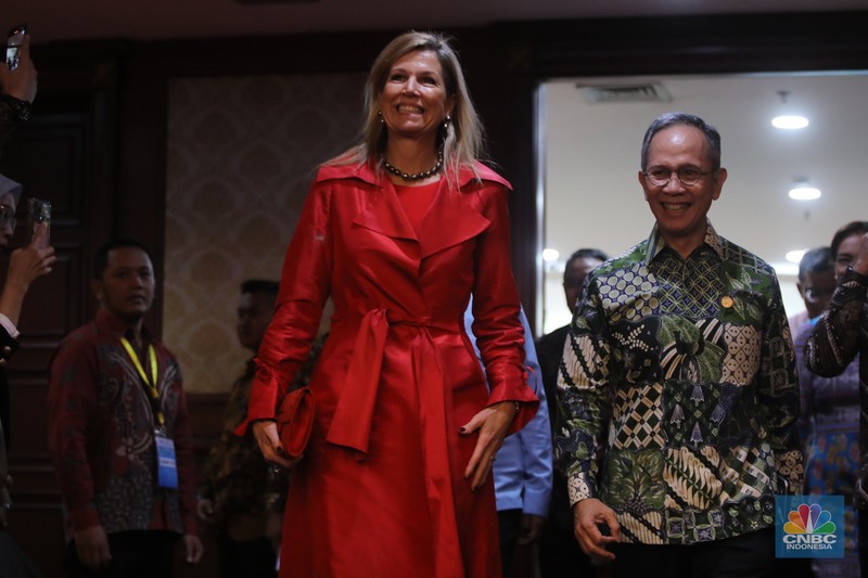 Penasihat Khusus Sekretaris Jenderal PBB untuk Kesehatan Finansial (UNSGSA) yang juga Ratu Belanda Maxima (tengah) bersama Menteri Koordinator Bidang Perekonomian Airlangga Hartarto (kiri) dan Ketua Dewan Komisioner Otoritas Jasa Keuangan (OJK) Mahendra Siregar (kanan) saat mengikuti Ministerial Group Meeting for Financial Health di Gedung A.A. Maramis, Kompleks Kemenkeu, Jakarta, Kamis, (27/11/2025). (CNBC Indonesia/Faisal Rahman)