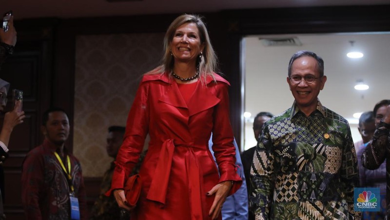 Penasihat Khusus Sekretaris Jenderal PBB untuk Kesehatan Finansial (UNSGSA) yang juga Ratu Belanda Maxima (tengah) bersama Menteri Koordinator Bidang Perekonomian Airlangga Hartarto (kiri) dan Ketua Dewan Komisioner Otoritas Jasa Keuangan (OJK) Mahendra Siregar (kanan) saat mengikuti Ministerial Group Meeting for Financial Health di Gedung A.A. Maramis, Kompleks Kemenkeu, Jakarta, Kamis, (27/11/2025). (CNBC Indonesia/Faisal Rahman)