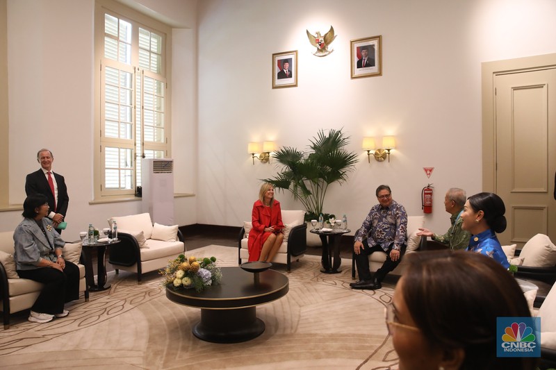 Penasihat Khusus Sekretaris Jenderal PBB untuk Kesehatan Finansial (UNSGSA) yang juga Ratu Belanda Maxima (tengah) bersama Menteri Koordinator Bidang Perekonomian Airlangga Hartarto (kiri) dan Ketua Dewan Komisioner Otoritas Jasa Keuangan (OJK) Mahendra Siregar (kanan) saat mengikuti Ministerial Group Meeting for Financial Health di Gedung A.A. Maramis, Kompleks Kemenkeu, Jakarta, Kamis, (27/11/2025). (CNBC Indonesia/Faisal Rahman)
