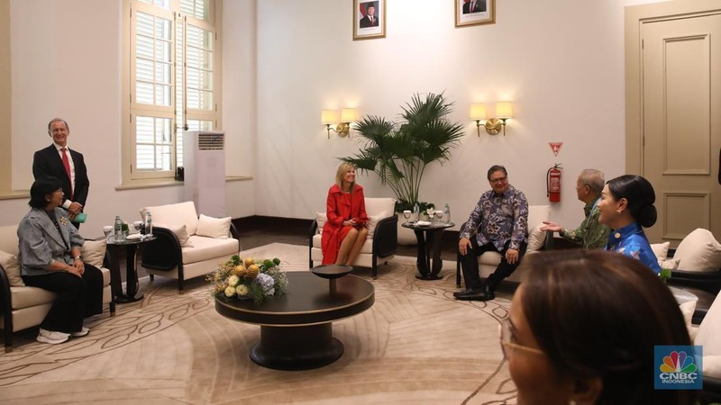 Penasihat Khusus Sekretaris Jenderal PBB untuk Kesehatan Finansial (UNSGSA) yang juga Ratu Belanda Maxima (tengah) bersama Menteri Koordinator Bidang Perekonomian Airlangga Hartarto (kiri) dan Ketua Dewan Komisioner Otoritas Jasa Keuangan (OJK) Mahendra Siregar (kanan) saat mengikuti Ministerial Group Meeting for Financial Health di Gedung A.A. Maramis, Kompleks Kemenkeu, Jakarta, Kamis, (27/11/2025). (CNBC Indonesia/Faisal Rahman)