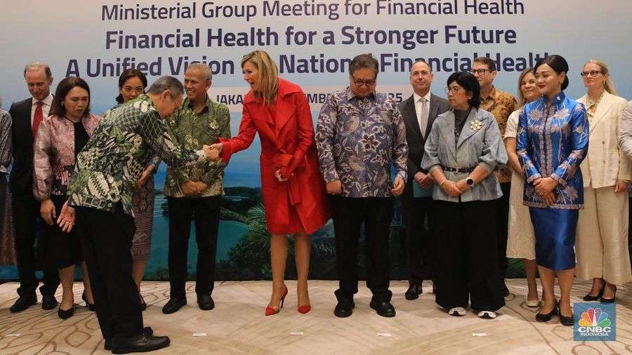 Penasihat Khusus Sekretaris Jenderal PBB untuk Kesehatan Finansial (UNSGSA) yang juga Ratu Belanda Maxima (tengah) bersama Menteri Koordinator Bidang Perekonomian Airlangga Hartarto (kiri) dan Ketua Dewan Komisioner Otoritas Jasa Keuangan (OJK) Mahendra Siregar (kanan) saat mengikuti Ministerial Group Meeting for Financial Health di Gedung A.A. Maramis, Kompleks Kemenkeu, Jakarta, Kamis, (27/11/2025). (CNBC Indonesia/Faisal Rahman)