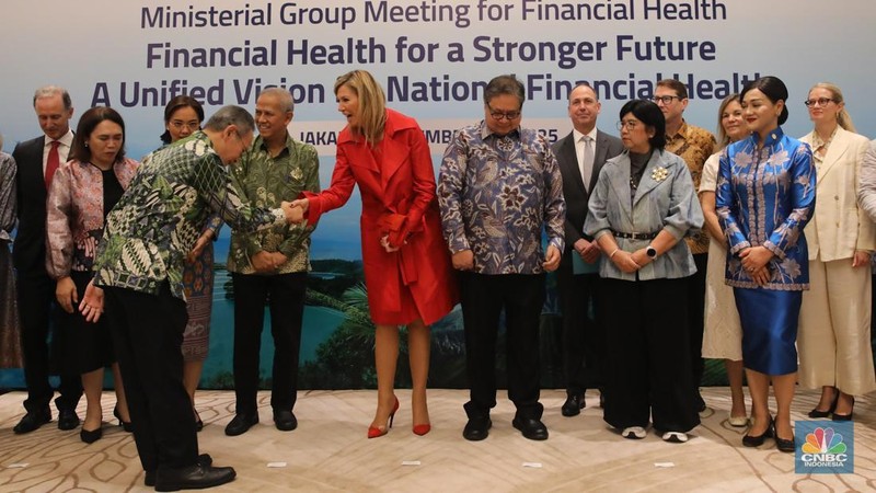 Penasihat Khusus Sekretaris Jenderal PBB untuk Kesehatan Finansial (UNSGSA) yang juga Ratu Belanda Maxima (tengah) bersama Menteri Koordinator Bidang Perekonomian Airlangga Hartarto (kiri) dan Ketua Dewan Komisioner Otoritas Jasa Keuangan (OJK) Mahendra Siregar (kanan) saat mengikuti Ministerial Group Meeting for Financial Health di Gedung A.A. Maramis, Kompleks Kemenkeu, Jakarta, Kamis, (27/11/2025). (CNBC Indonesia/Faisal Rahman)