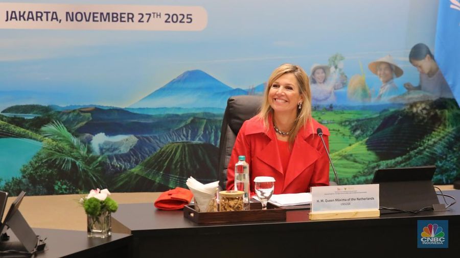 Penasihat Khusus Sekretaris Jenderal PBB untuk Kesehatan Finansial (UNSGSA) yang juga Ratu Belanda Maxima (tengah) bersama Menteri Koordinator Bidang Perekonomian Airlangga Hartarto (kiri) dan Ketua Dewan Komisioner Otoritas Jasa Keuangan (OJK) Mahendra Siregar (kanan) saat mengikuti Ministerial Group Meeting for Financial Health di Gedung A.A. Maramis, Kompleks Kemenkeu, Jakarta, Kamis, (27/11/2025). (CNBC Indonesia/Faisal Rahman)