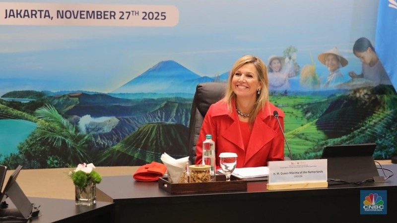 Penasihat Khusus Sekretaris Jenderal PBB untuk Kesehatan Finansial (UNSGSA) yang juga Ratu Belanda Maxima (tengah) bersama Menteri Koordinator Bidang Perekonomian Airlangga Hartarto (kiri) dan Ketua Dewan Komisioner Otoritas Jasa Keuangan (OJK) Mahendra Siregar (kanan) saat mengikuti Ministerial Group Meeting for Financial Health di Gedung A.A. Maramis, Kompleks Kemenkeu, Jakarta, Kamis, (27/11/2025). (CNBC Indonesia/Faisal Rahman)