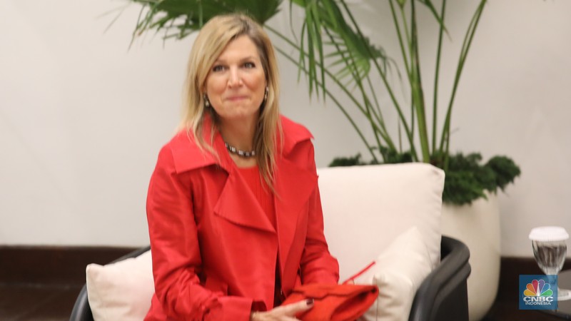 Penasihat Khusus Sekretaris Jenderal PBB untuk Kesehatan Finansial (UNSGSA) yang juga Ratu Belanda Maxima (tengah) bersama Menteri Koordinator Bidang Perekonomian Airlangga Hartarto (kiri) dan Ketua Dewan Komisioner Otoritas Jasa Keuangan (OJK) Mahendra Siregar (kanan) saat mengikuti Ministerial Group Meeting for Financial Health di Gedung A.A. Maramis, Kompleks Kemenkeu, Jakarta, Kamis, (27/11/2025). (CNBC Indonesia/Faisal Rahman)