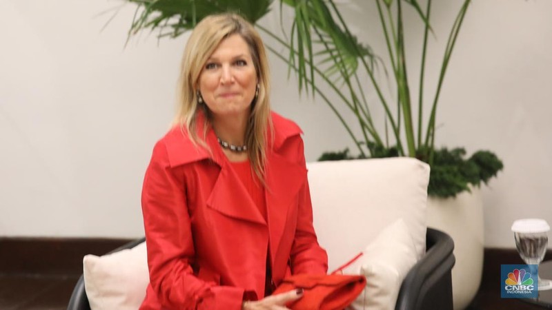 Penasihat Khusus Sekretaris Jenderal PBB untuk Kesehatan Finansial (UNSGSA) yang juga Ratu Belanda Maxima (tengah) bersama Menteri Koordinator Bidang Perekonomian Airlangga Hartarto (kiri) dan Ketua Dewan Komisioner Otoritas Jasa Keuangan (OJK) Mahendra Siregar (kanan) saat mengikuti Ministerial Group Meeting for Financial Health di Gedung A.A. Maramis, Kompleks Kemenkeu, Jakarta, Kamis, (27/11/2025). (CNBC Indonesia/Faisal Rahman)