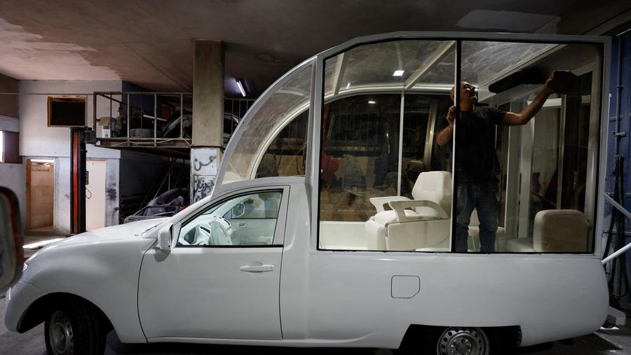 Sebuah popemobile atau mobil khusus yang digunakan mendiang Paus Fransiskus diubah menjadi klinik kesehatan keliling di Gaza, Palestina. (REUTERS/Mussa Qawasma)