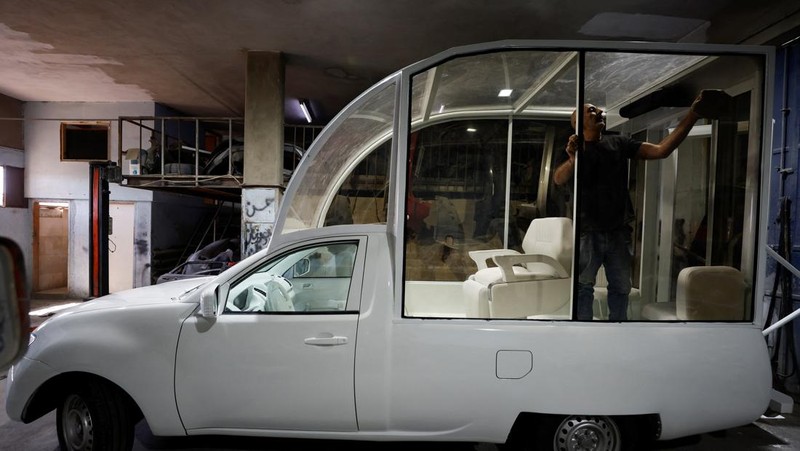 Sebuah popemobile atau mobil khusus yang digunakan mendiang Paus Fransiskus diubah menjadi klinik kesehatan keliling di Gaza, Palestina. (REUTERS/Mussa Qawasma)