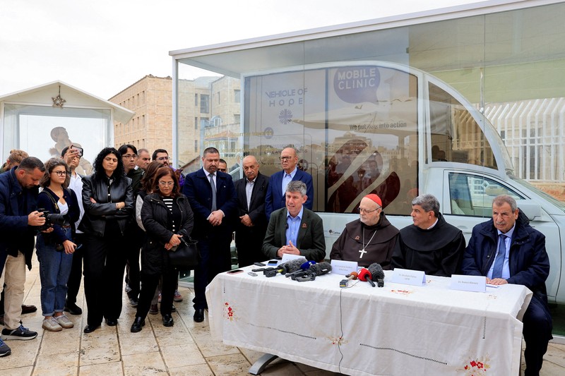 Sebuah popemobile atau mobil khusus yang digunakan mendiang Paus Fransiskus diubah menjadi klinik kesehatan keliling di Gaza, Palestina. (REUTERS/Mussa Qawasma)