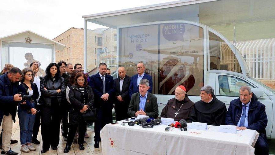 Sebuah popemobile atau mobil khusus yang digunakan mendiang Paus Fransiskus diubah menjadi klinik kesehatan keliling di Gaza, Palestina. (REUTERS/Mussa Qawasma)