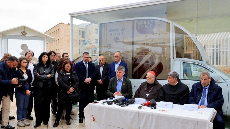 Sebuah popemobile atau mobil khusus yang digunakan mendiang Paus Fransiskus diubah menjadi klinik kesehatan keliling di Gaza, Palestina. (REUTERS/Mussa Qawasma)