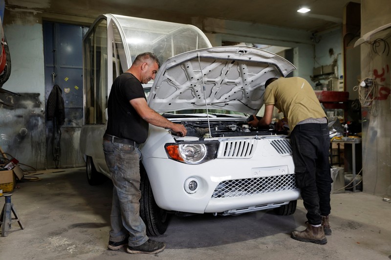 Sebuah popemobile atau mobil khusus yang digunakan mendiang Paus Fransiskus diubah menjadi klinik kesehatan keliling di Gaza, Palestina. (REUTERS/Mussa Qawasma)