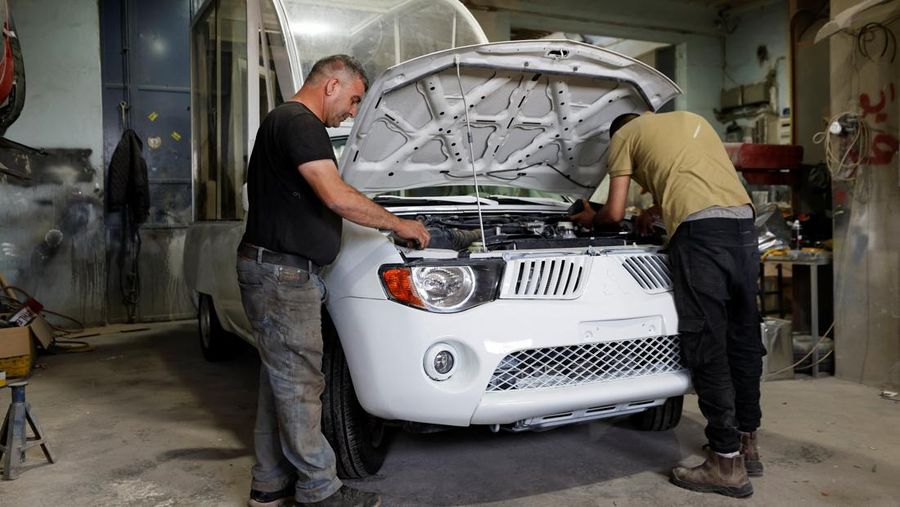 Sebuah popemobile atau mobil khusus yang digunakan mendiang Paus Fransiskus diubah menjadi klinik kesehatan keliling di Gaza, Palestina. (REUTERS/Mussa Qawasma)