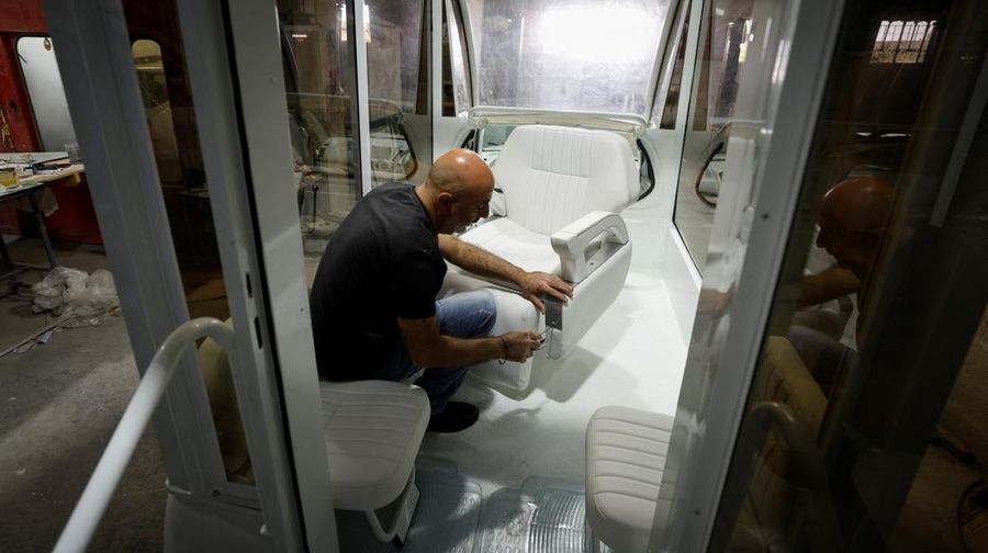 Sebuah popemobile atau mobil khusus yang digunakan mendiang Paus Fransiskus diubah menjadi klinik kesehatan keliling di Gaza, Palestina. (REUTERS/Mussa Qawasma)