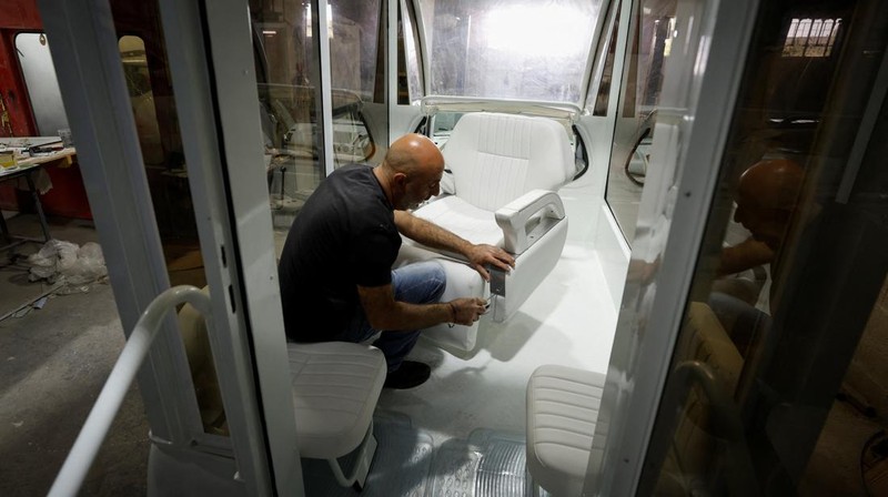 Sebuah popemobile atau mobil khusus yang digunakan mendiang Paus Fransiskus diubah menjadi klinik kesehatan keliling di Gaza, Palestina. (REUTERS/Mussa Qawasma)