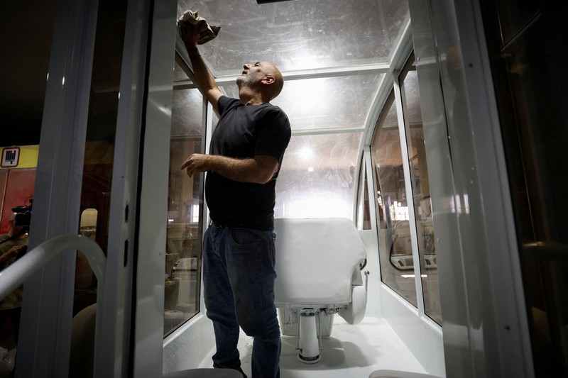 Sebuah popemobile atau mobil khusus yang digunakan mendiang Paus Fransiskus diubah menjadi klinik kesehatan keliling di Gaza, Palestina. (REUTERS/Mussa Qawasma)