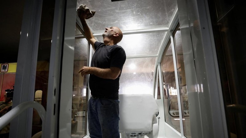 Sebuah popemobile atau mobil khusus yang digunakan mendiang Paus Fransiskus diubah menjadi klinik kesehatan keliling di Gaza, Palestina. (REUTERS/Mussa Qawasma)