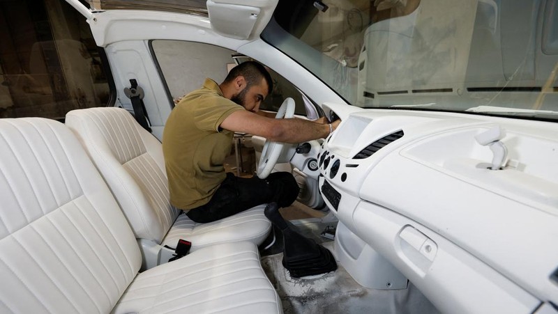 Sebuah popemobile atau mobil khusus yang digunakan mendiang Paus Fransiskus diubah menjadi klinik kesehatan keliling di Gaza, Palestina. (REUTERS/Mussa Qawasma)